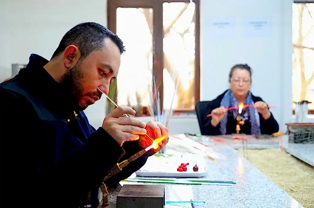 Bayraktar cam boncuk atölyesi